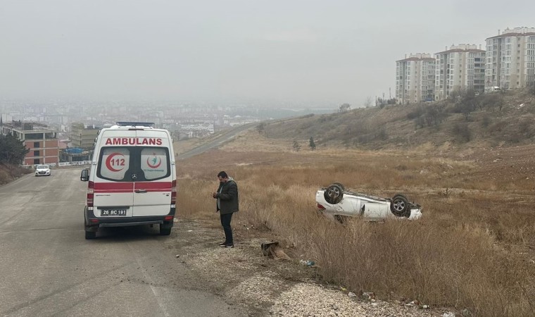 Kayganlaşan yolda kontrolden çıkan otomobil şarampole yuvarlandı