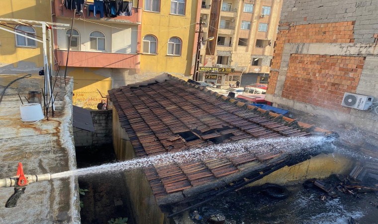 Kırıkhanda metruk binada çıkan yangın söndürüldü