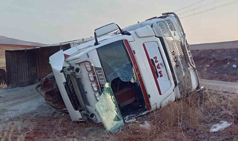 Kırıkkalede tuz yüklü tır devrildi