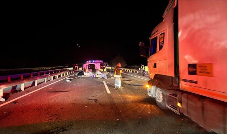 Kırkağaçta işçi servisi tıra çarptı: 1 ölü, 5 yaralı