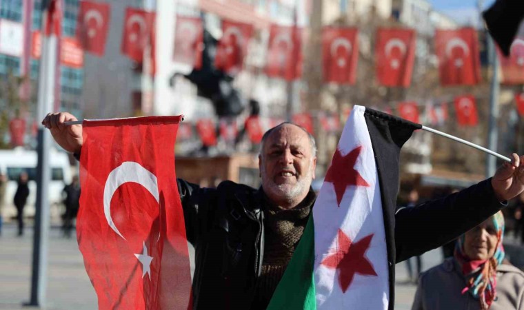 Kırşehirdeki Suriyeliler, tarihi meydanda lokum dağıttı