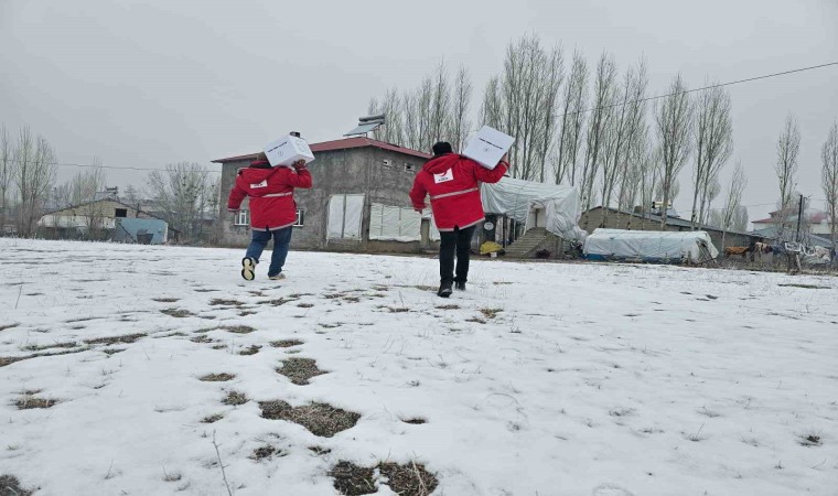 Kızılay Ağrı Şubesi, gıda kolilerini ihtiyaç sahiplerine ulaştırmaya devam ediyor