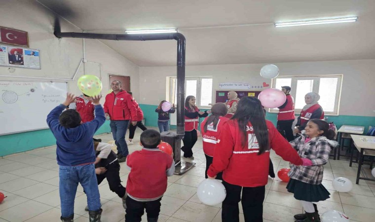 Kızılay gönüllüleri, kar yağışı altında köy çocuklarının yüzünü güldürdü