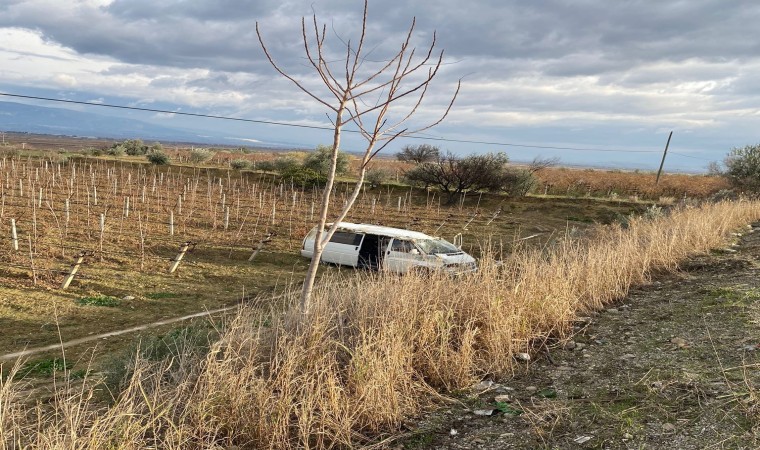 Kontrolden çıkan araç üzüm bağına uçtu