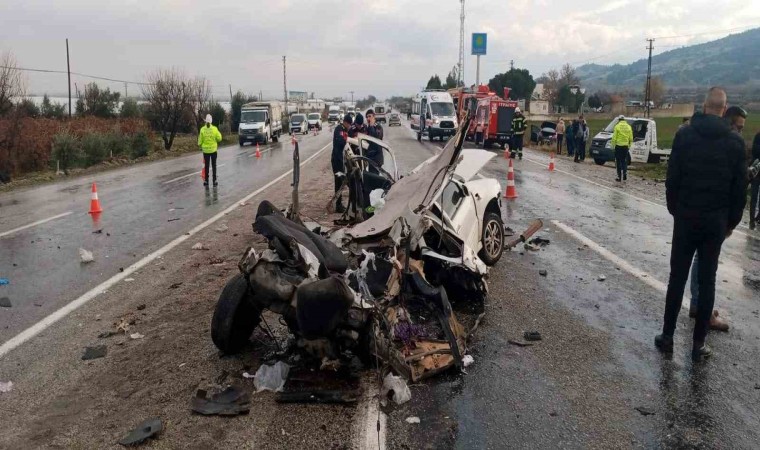 Kontrolden çıkan otomobil karşıdan gelen araçla çarpıştı: 1 ölü, 4 yaralı