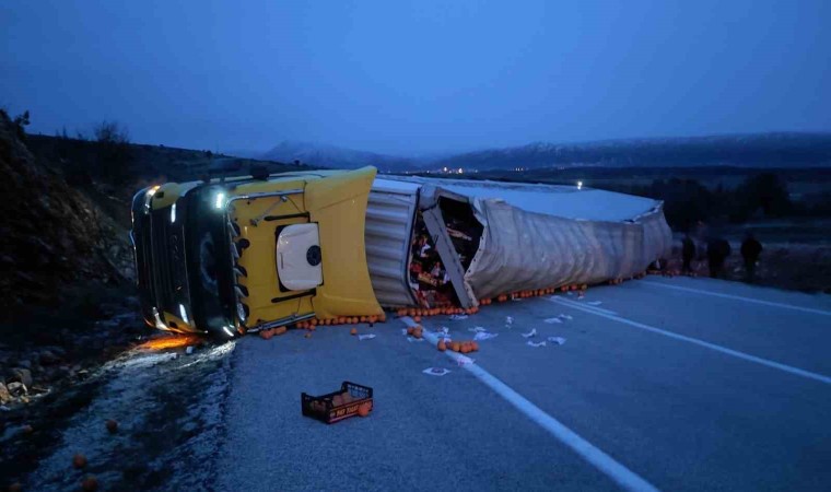 Konyada devrilen tır, kara yolunu ulaşıma kapattı: 1 yaralı