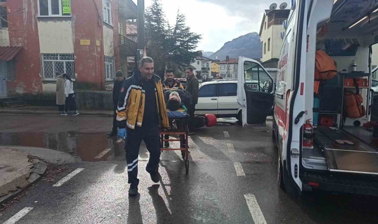 Konyada elektrikli bisiklet ile otomobil çarpıştı: 1 yaralı