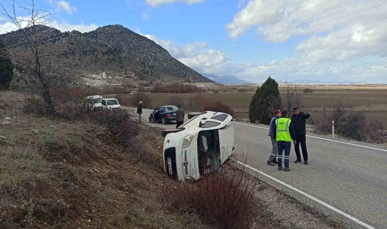 Konyada hafif ticari araç otomobille çarpıştı: 1 yaralı