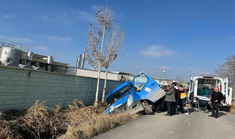 Konyada kargo minibüsü yan yattı: 1 yaralı