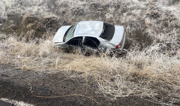 Konyada sis ve buzlanma nedeniyle takla atan otomobildeki 6 kişi yaralandı