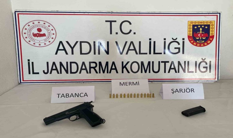 Köşkte ruhsatsız tabanca ele geçirildi