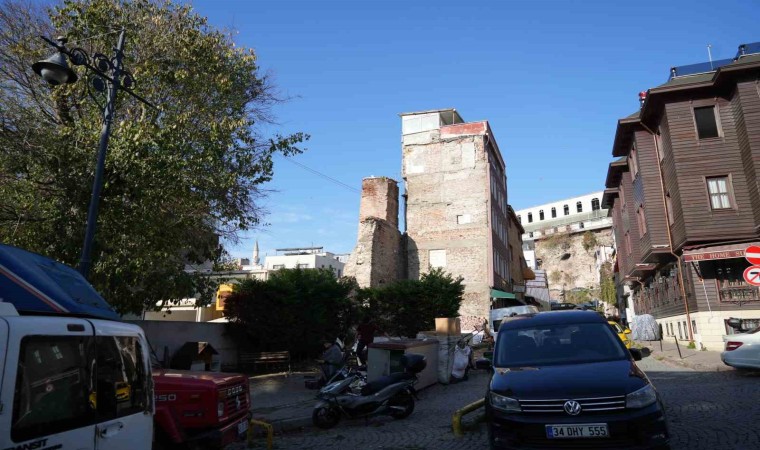 Küçükayasofya Su Terazisinin etrafı binalarla kapatıldı: Bakımsız haldeki tarihi yapı havadan görüntülendi