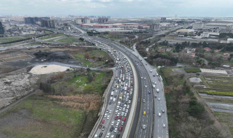 Küçükçekmecede otomobil yangını: Kilometrelerce araç kuyruğu havadan görüntülendi