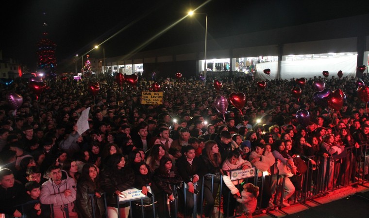 Kula Alışveriş Festivalinin ikinci gününde Yener Çevik sahne aldı