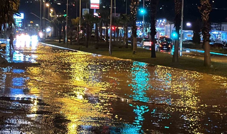 Kuşadasında sağanak yağış etkili oldu