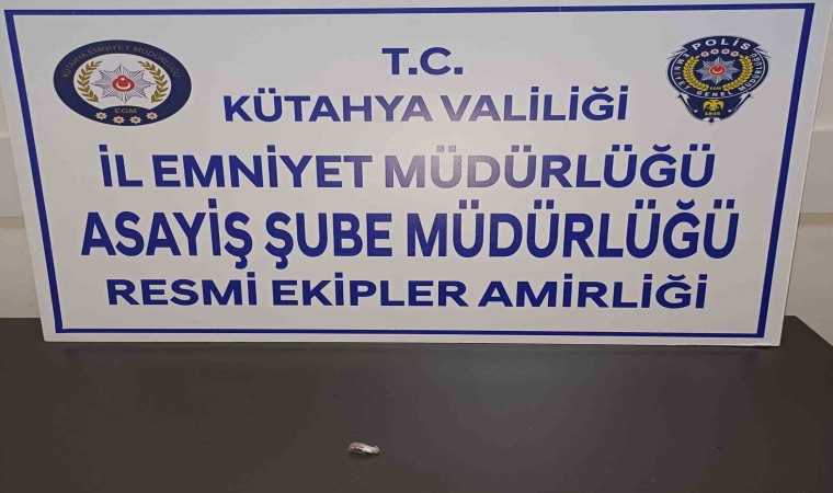 Kütahyada 22 yaşındaki bayanın üzerinde narkotik madde ele geçirildi