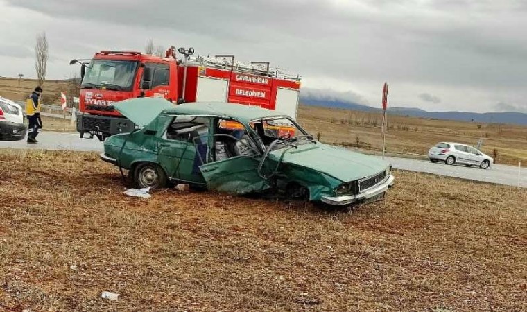 Kütahyada hayvan yüklü kamyonet otomobille çarpıştı: 2 yaralı