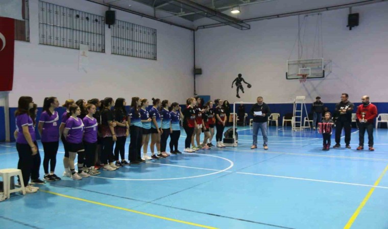 Kütahyada Kız Öğrenciler Arası Badminton Turnuvasında şampiyonlar ödüllerini aldı