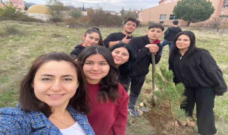 Lise öğrencileri fidanları toprakla buluşturdu