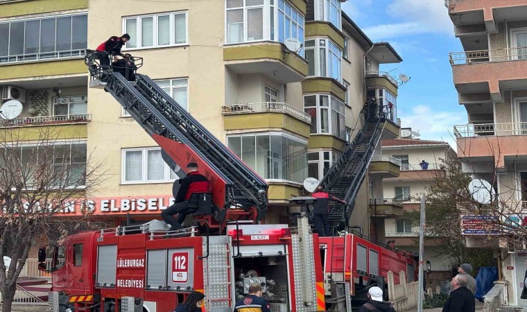 Lüleburgazda apartman dairesi yangını: Panik yaşayan vatandaşlar itfaiye merdivenleriyle indirildi