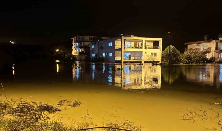 Manavgatta büyükşehir ekipleri 51 su baskınına müdahale etti