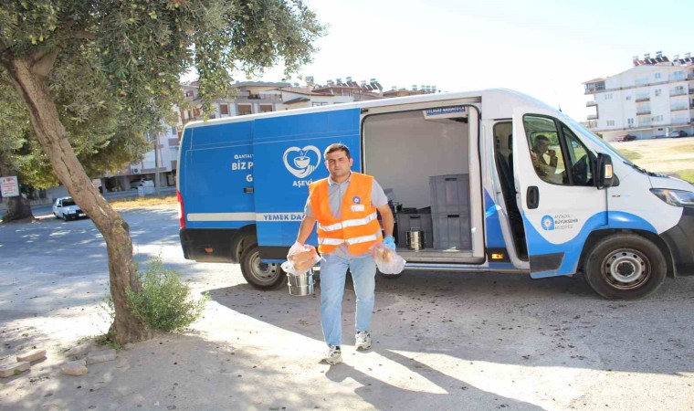 Manavgatta ihtiyaç sahiplerine günlük 450 porsiyon sıcak yemek dağıtılıyor