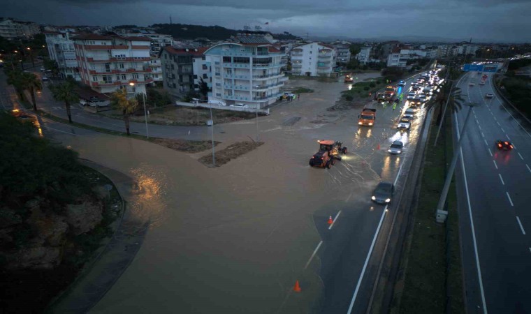 Manavgatta yoğun yağış etkili oldu, yollar göle döndü