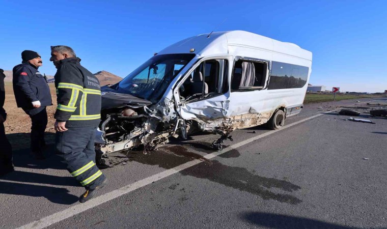 Mardinde öğretmen servisi ile otomobil çarpıştı: 12 yaralı