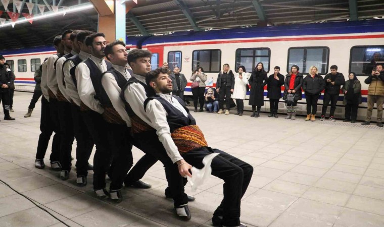 Masalsı yolculuğun treni Sivasa vardı, yolcular halayla karşılandı