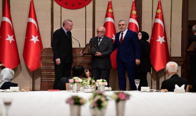 Mehmet Usta Cumhurbaşkanı Erdoğandan plaket aldı