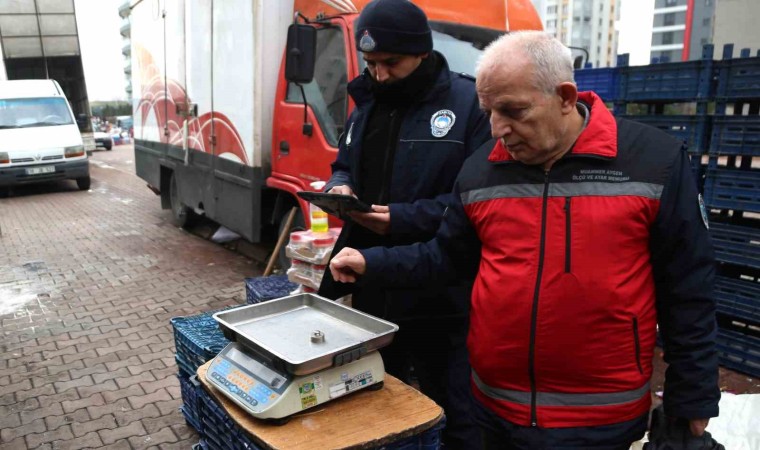 Melikgazi Zabıtası pazar yerlerinde ölçü ayar ve etiket denetimi yaptı