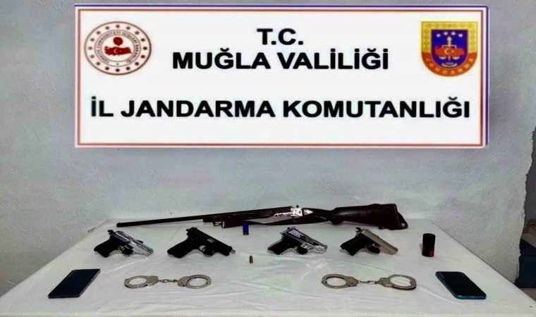 Menteşede ruhsatsız kurusıkı tabancalar ele geçirildi