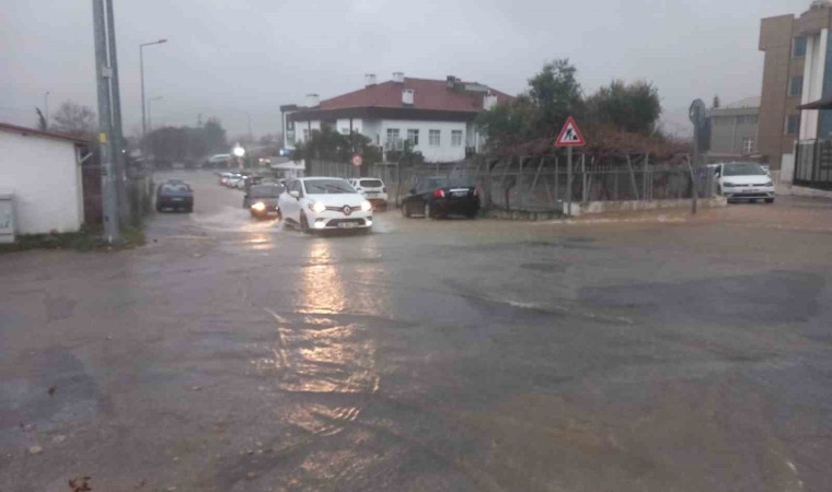 Menteşede sağanak yağış hayatı olumsuz etkiledi