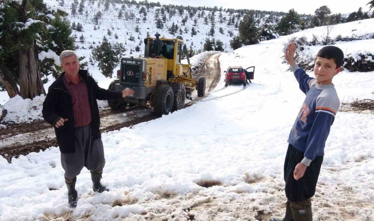 Mersinde karla mücadele, Yörüklerin kapanan yolları açıldı