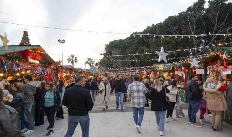 Mersinde kurulan Yılbaşı Pazarı vatandaşları bekliyor