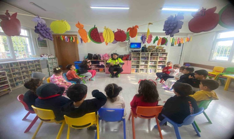 Mersinde öğrenciler trafik güvenliği konusunda bilgilendiriliyor