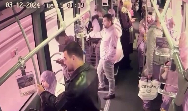 Metrobüs kapısı camının kırılarak yolcunun düştüğü anlar kamerada