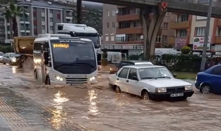 Milasta sağanak yağış yolları göle çevirdi