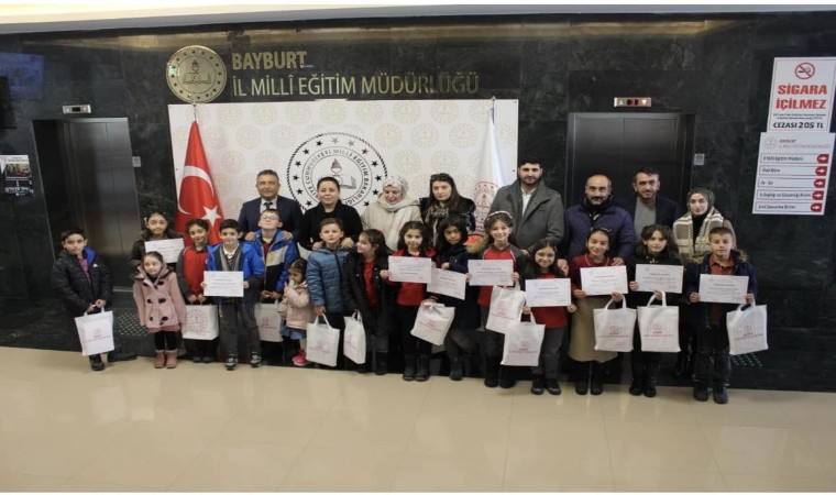 Minik Eller Tasarlıyor Projesinde ‘Kendi Oyunumu Tasarlıyorum konusunda dereceye giren öğrenciler ödüllendirildi