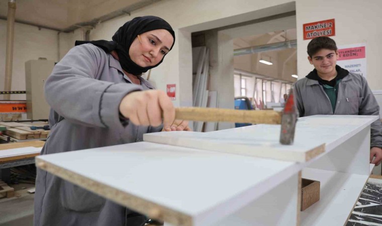 Mobilya bölümünün tek kız öğrencisi: Kulağında kalem elinde çekiç, erkeklere taş çıkartıyor