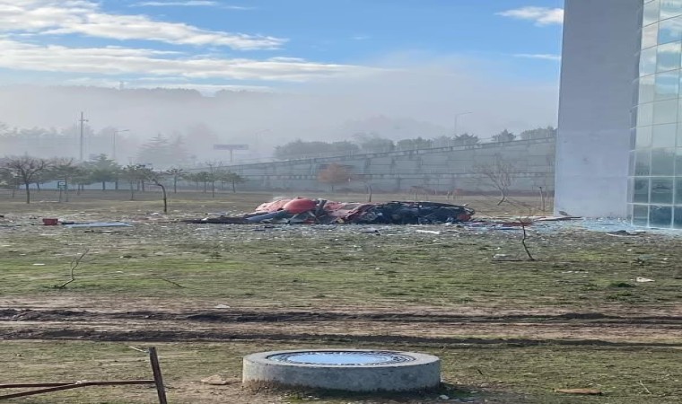 Muğla Eğitim ve Araştırma Hastanesine çarpan bir helikopter, yakınındaki boş alana düştü. Ekiplerin olay yerinde çalışmaları sürüyor.