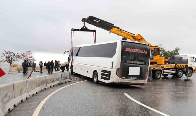 Muğlada kaza yapan otobüs trafiği felç etti