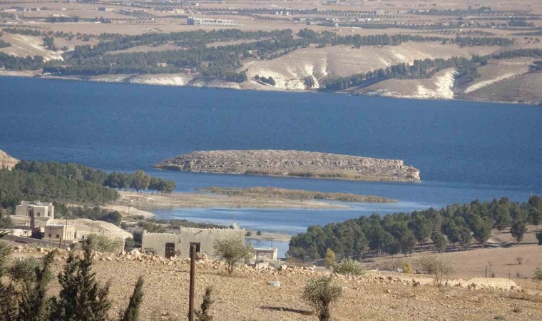 Münbiçte köprü girişine bırakılan bombalı araç etkisiz hale getirildi