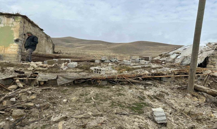 Muşta ahır çöktü: 30 küçükbaş hayvan telef oldu