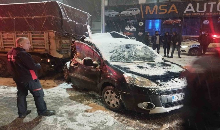 Muşta buzlu yolda çekiciye çarpan otomobildeki 5 kişi yarandı