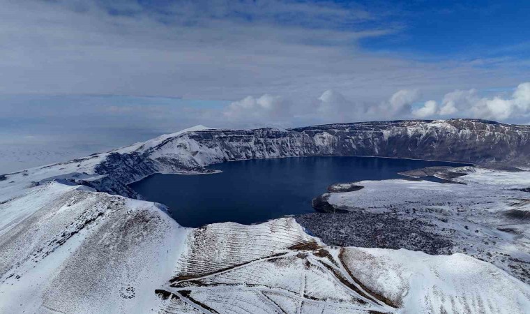 Nemrut Krater Gölünün karlı görüntüsü hayran bırakıyor