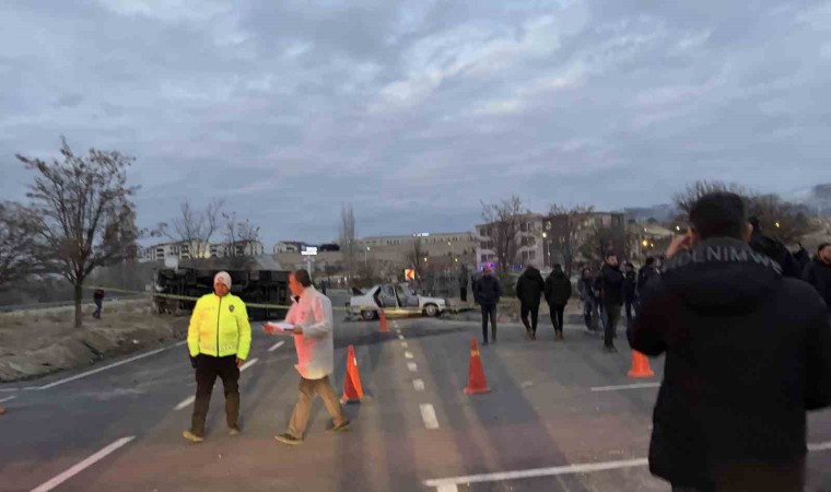 Nevşehirde otomobille çarpışan öğrenci servisi devrildi: 24 yaralı