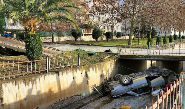 Otomobil dereye uçtu, o anlar kamerada