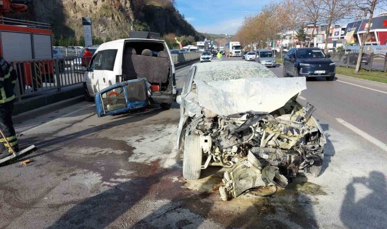 Otomobil, lastiği patlayan hafif ticari araca arkadan çarptı: 1 yaralı