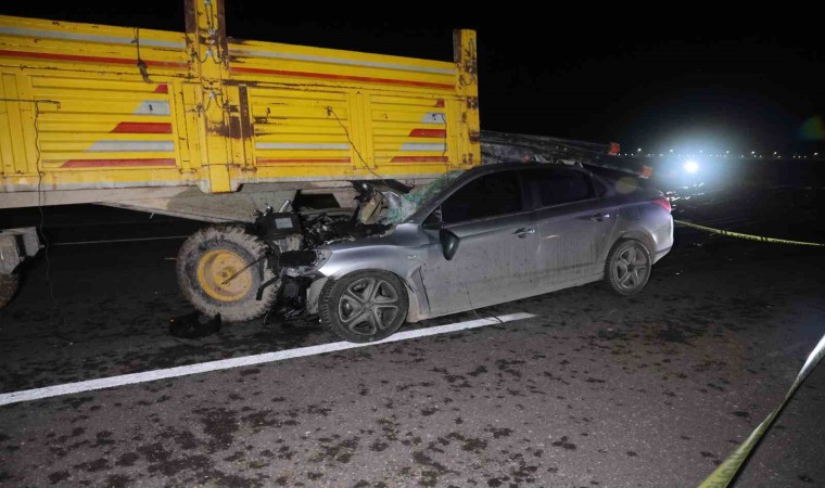 Otomobil traktör römorkuna ok gibi saplandı, sürücü öldü